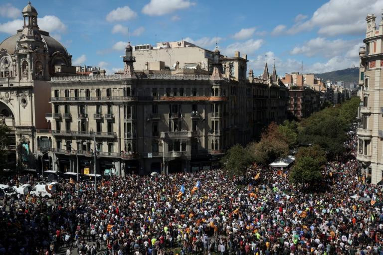 «Καζάνι» που βράζει η Ισπανία δύο εβδομάδες πριν το δημοψήφισμα στην Καταλονία – Συλλήψεις και μαζικές διαδηλώσεις (εικόνες, βίντεο)